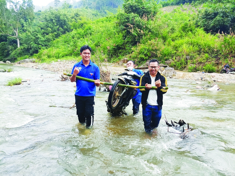 Nh&agrave; b&aacute;o người Cơ Tu với tấm l&ograve;ng thiện nguyện - Ảnh 2.