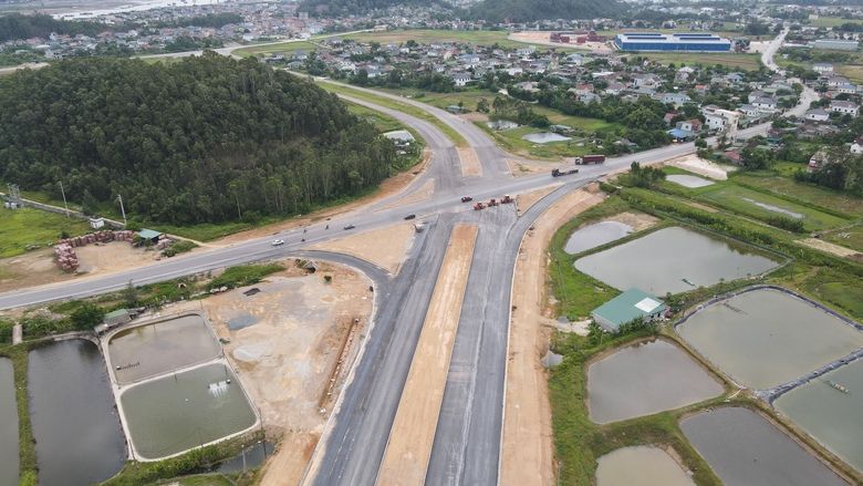 Phơi lưng đội nắng, chạy nước r&uacute;t tr&ecirc;n dự &aacute;n đường 740 tỷ đồng ở Nghệ An- Ảnh 12.