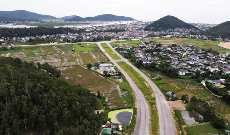 Phơi lưng đội nắng, chạy nước r&uacute;t tr&ecirc;n dự &aacute;n đường 740 tỷ đồng ở Nghệ An- Ảnh 2.
