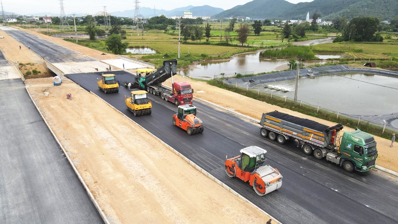 Phơi lưng đội nắng, chạy nước r&uacute;t tr&ecirc;n dự &aacute;n đường 740 tỷ đồng ở Nghệ An- Ảnh 3.