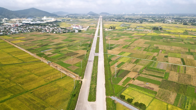 Phơi lưng đội nắng, chạy nước r&uacute;t tr&ecirc;n dự &aacute;n đường 740 tỷ đồng ở Nghệ An- Ảnh 1.