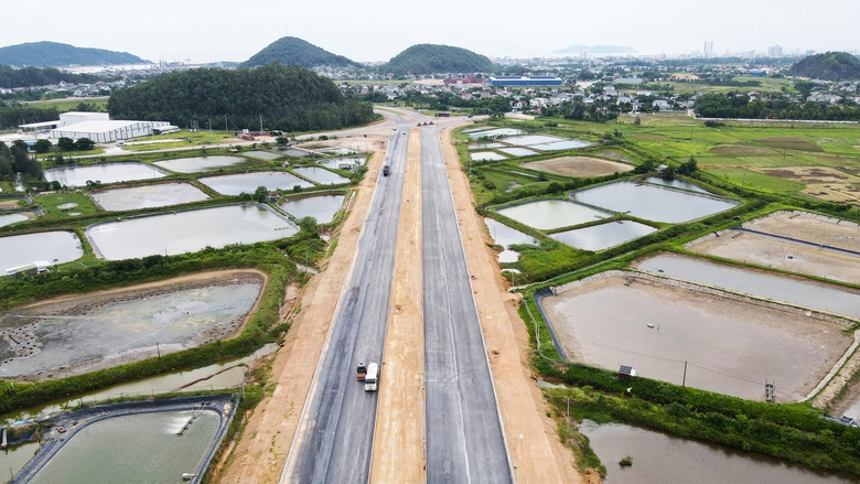 Phơi lưng đội nắng, chạy nước r&uacute;t tr&ecirc;n dự &aacute;n đường 740 tỷ đồng ở Nghệ An- Ảnh 10.