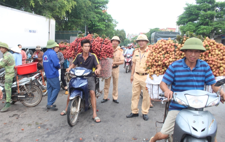 CSGT Bắc Giang căng m&igrave;nh bảo đảm an to&agrave;n giao th&ocirc;ng, hỗ trợ người d&acirc;n ti&ecirc;u thụ vải thiều- Ảnh 1.