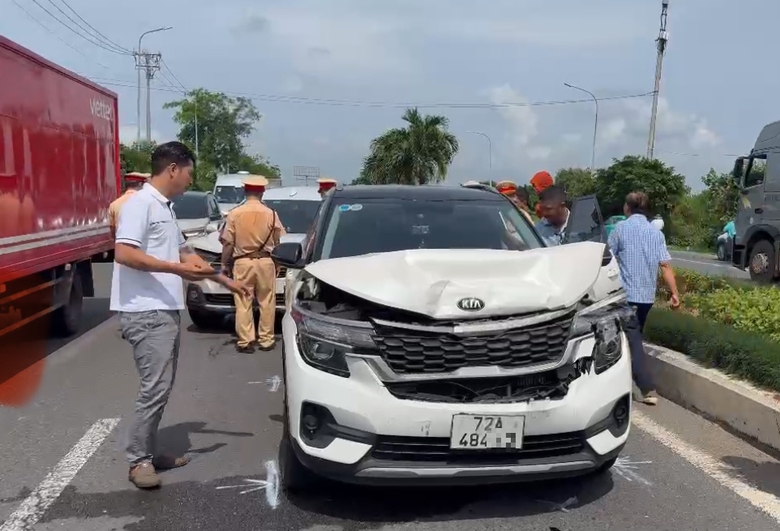 Va chạm li&ecirc;n ho&agrave;n 6 &ocirc; t&ocirc; tr&ecirc;n quốc lộ 51 qua TP Vũng T&agrave;u, giao th&ocirc;ng &ugrave;n tắc- Ảnh 1.