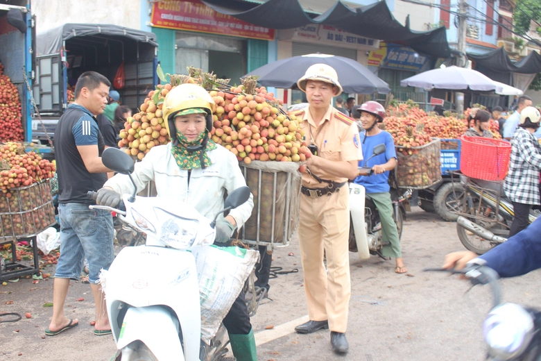 CSGT Bắc Giang căng m&igrave;nh bảo đảm an to&agrave;n giao th&ocirc;ng, hỗ trợ người d&acirc;n ti&ecirc;u thụ vải thiều- Ảnh 6.