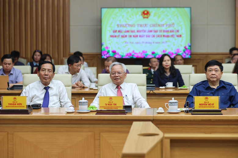 Thủ tướng y&ecirc;u cầu x&acirc;y dựng Nghị quyết Ch&iacute;nh phủ về việc đặt h&agrave;ng b&aacute;o ch&iacute;- Ảnh 3.