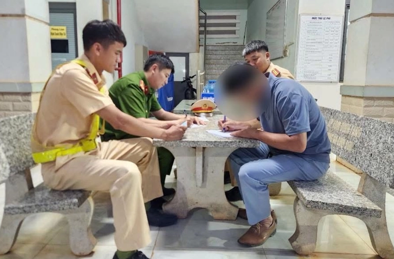 Mời người đ&agrave;n &ocirc;ng chặn xe &ocirc; t&ocirc; chửi bới, đập ph&aacute; đầu xe l&ecirc;n c&ocirc;ng an l&agrave;m việc- Ảnh 1.