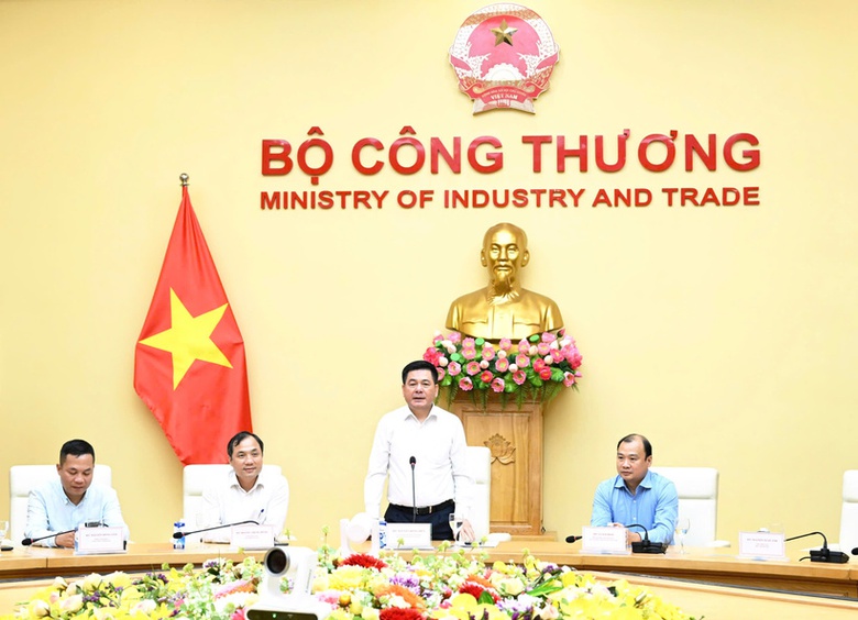 Bộ trưởng Bộ C&ocirc;ng thương mong muốn b&aacute;o ch&iacute; lu&ocirc;n đồng h&agrave;nh- Ảnh 2.
