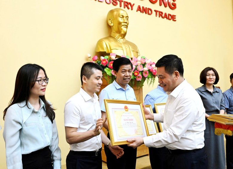 Bộ trưởng Bộ C&ocirc;ng thương mong muốn b&aacute;o ch&iacute; lu&ocirc;n đồng h&agrave;nh- Ảnh 6.