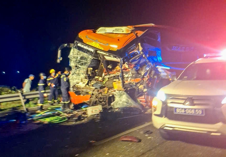 Xe kh&aacute;ch va chạm xe đầu k&eacute;o tr&ecirc;n cao tốc Đ&agrave; Nẵng - Quảng Ng&atilde;i, 2 người tử vong- Ảnh 1.