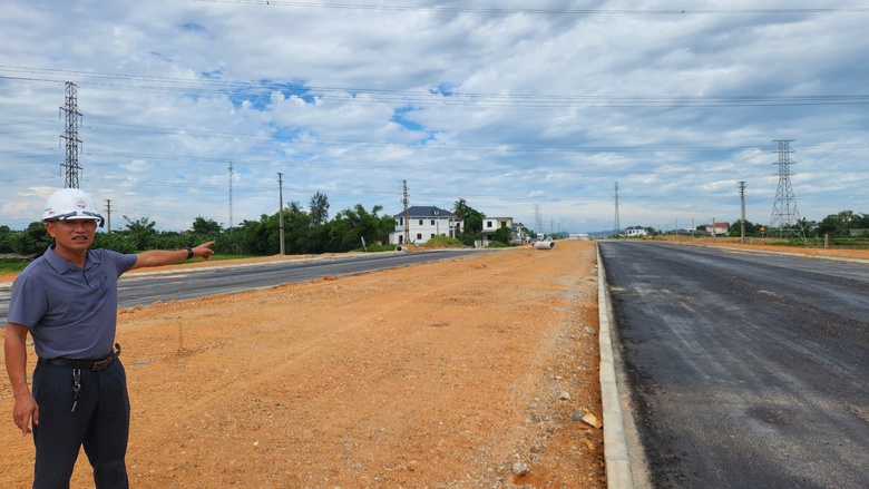 Phơi lưng đội nắng, chạy nước r&uacute;t tr&ecirc;n dự &aacute;n đường 740 tỷ đồng ở Nghệ An- Ảnh 9.