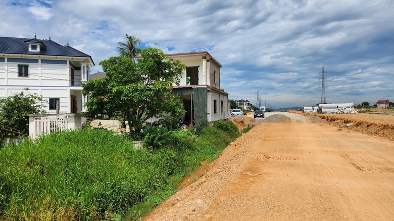 Phơi lưng đội nắng, chạy nước r&uacute;t tr&ecirc;n dự &aacute;n đường 740 tỷ đồng ở Nghệ An- Ảnh 8.