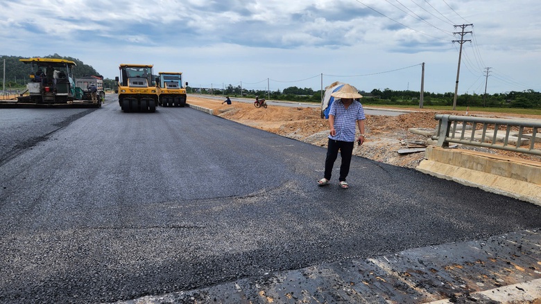 Phơi lưng đội nắng, chạy nước r&uacute;t tr&ecirc;n dự &aacute;n đường 740 tỷ đồng ở Nghệ An- Ảnh 5.