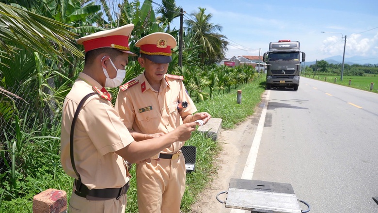 Bố tr&iacute; người canh CSGT, cắt n&oacute;c container, ba xe đầu k&eacute;o chở c&aacute;t qu&aacute; tải bị phạt nặng- Ảnh 3.
