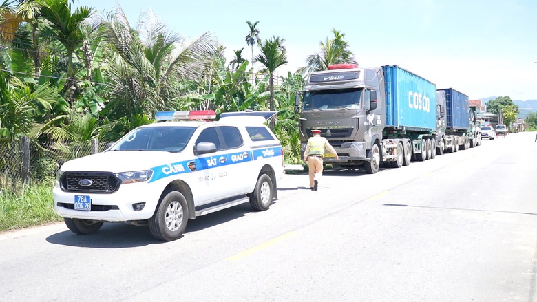 Bố tr&iacute; người canh CSGT, cắt n&oacute;c container, ba xe đầu k&eacute;o chở c&aacute;t qu&aacute; tải bị phạt nặng- Ảnh 1.