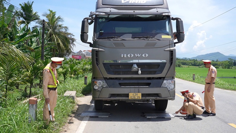 Bố tr&iacute; người canh CSGT, cắt n&oacute;c container, ba xe đầu k&eacute;o chở c&aacute;t qu&aacute; tải bị phạt nặng- Ảnh 2.