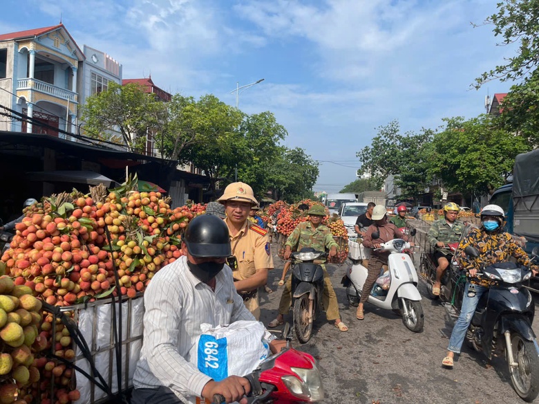 CSGT Bắc Giang căng m&igrave;nh bảo đảm an to&agrave;n giao th&ocirc;ng, hỗ trợ người d&acirc;n ti&ecirc;u thụ vải thiều- Ảnh 11.
