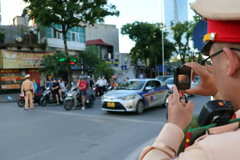 H&agrave; Nội: CSGT lập chốt 1 giờ, phạt hơn 100 triệu đồng với h&agrave;ng chục xe m&aacute;y vi phạm- Ảnh 1.