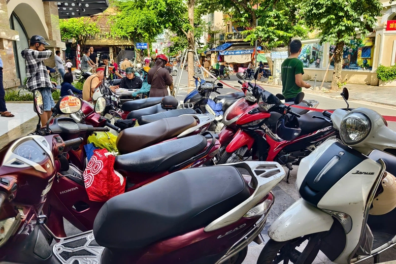 H&agrave; Nội: CSGT lập chốt 1 giờ, phạt hơn 100 triệu đồng với h&agrave;ng chục xe m&aacute;y vi phạm- Ảnh 11.