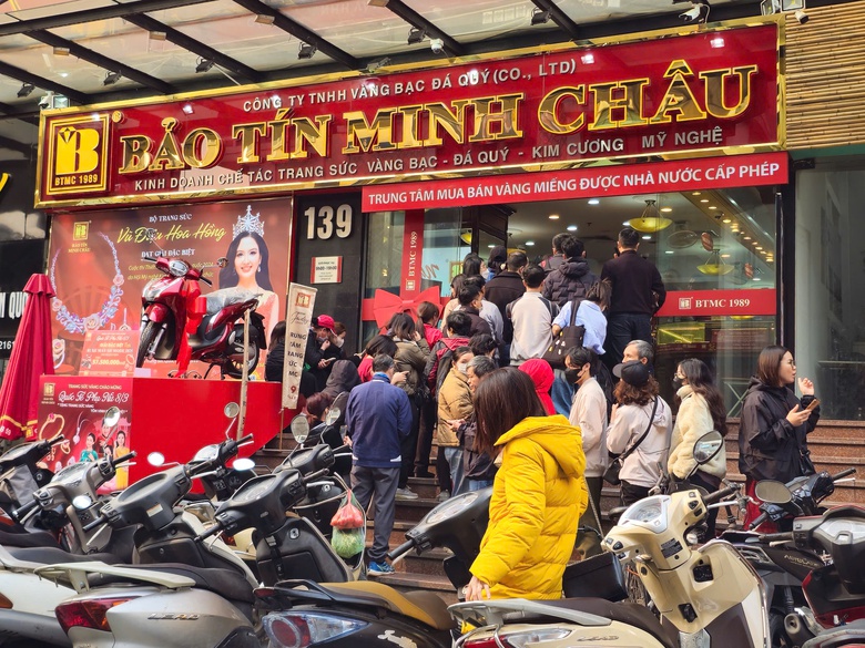 Tr&aacute;i chiều thế giới, v&agrave;ng miếng SJC đồng loạt giảm s&acirc;u- Ảnh 1.