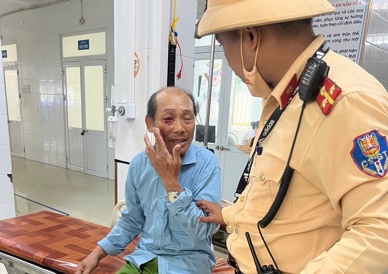 Người d&acirc;n bị ng&atilde; tr&ecirc;n QL1 được CSGT Nghệ An đưa đi cấp cứu kịp thời- Ảnh 1.