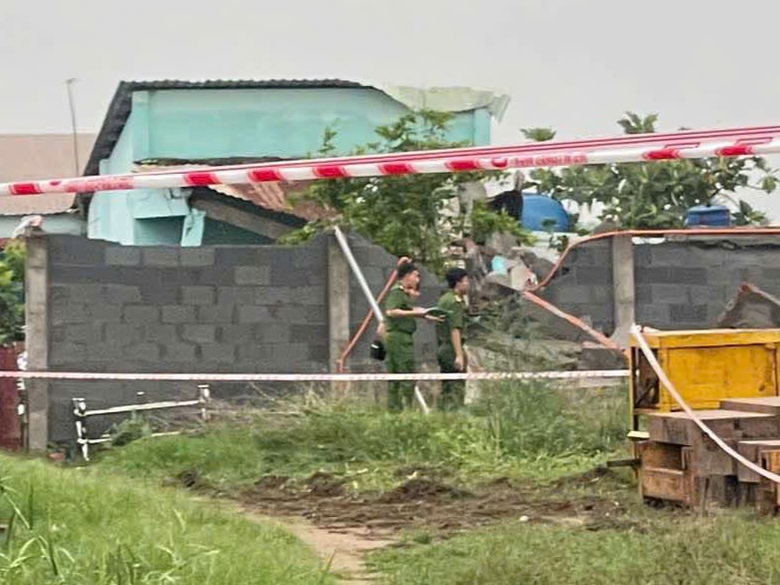 Tường r&agrave;o c&ocirc;ng tr&igrave;nh cao 8m đổ sập v&agrave;o nh&agrave; d&acirc;n, 2 b&agrave; ch&aacute;u tử vong tại chỗ- Ảnh 1.