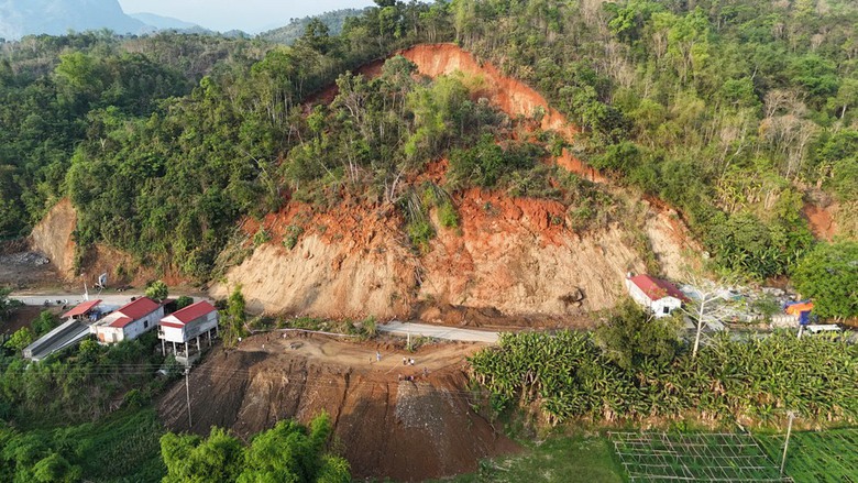Bắc Kạn: Sạt lở đồi tr&ecirc;n tỉnh lộ 258, dự kiến khắc phục trong 15 ng&agrave;y- Ảnh 1.