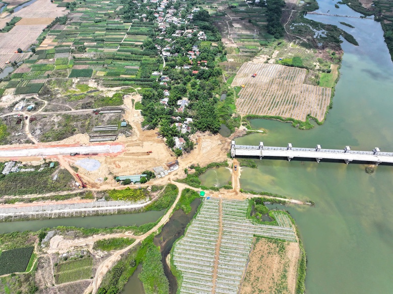 Cưỡng chế 3 thửa đất nông nghiệp cản tiến độ dự án đập dâng nghìn tỷ ở Quảng Ngãi- Ảnh 5. Cưỡng chế 3 thửa đất nông nghiệp cản tiến độ dự án đập dâng nghìn tỷ ở Quảng Ngãi- Ảnh 5.