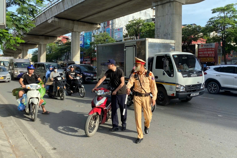 H&agrave; Nội: CSGT lập chốt 1 giờ, phạt hơn 100 triệu đồng với h&agrave;ng chục xe m&aacute;y vi phạm- Ảnh 13.