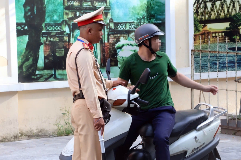 H&agrave; Nội: CSGT lập chốt 1 giờ, phạt hơn 100 triệu đồng với h&agrave;ng chục xe m&aacute;y vi phạm- Ảnh 5.