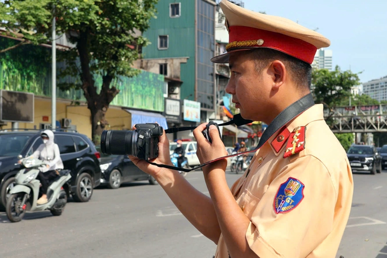 H&agrave; Nội: CSGT lập chốt 1 giờ, phạt hơn 100 triệu đồng với h&agrave;ng chục xe m&aacute;y vi phạm- Ảnh 14.