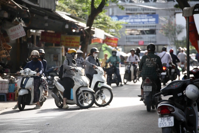 H&agrave; Nội: CSGT lập chốt 1 giờ, phạt hơn 100 triệu đồng với h&agrave;ng chục xe m&aacute;y vi phạm- Ảnh 10.