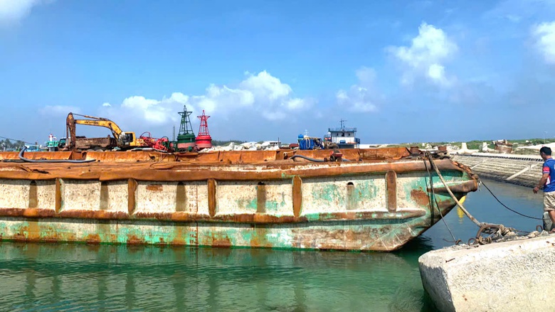 Trục vớt tàu kéo bị chìm ở Lý Sơn sau 1 năm gặp tai nạn- Ảnh 1. Trục vớt tàu kéo bị chìm ở Lý Sơn sau 1 năm gặp tai nạn- Ảnh 1.