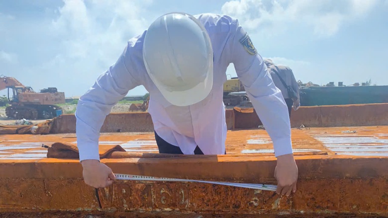 Trục vớt tàu kéo bị chìm ở Lý Sơn sau 1 năm gặp tai nạn- Ảnh 7. Trục vớt tàu kéo bị chìm ở Lý Sơn sau 1 năm gặp tai nạn- Ảnh 7.