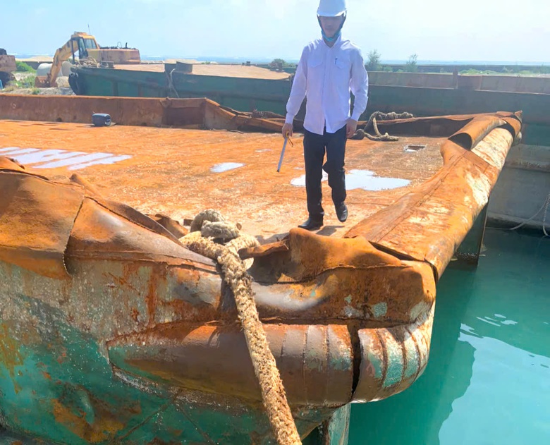 Trục vớt tàu kéo bị chìm ở Lý Sơn sau 1 năm gặp tai nạn- Ảnh 9. Trục vớt tàu kéo bị chìm ở Lý Sơn sau 1 năm gặp tai nạn- Ảnh 9.