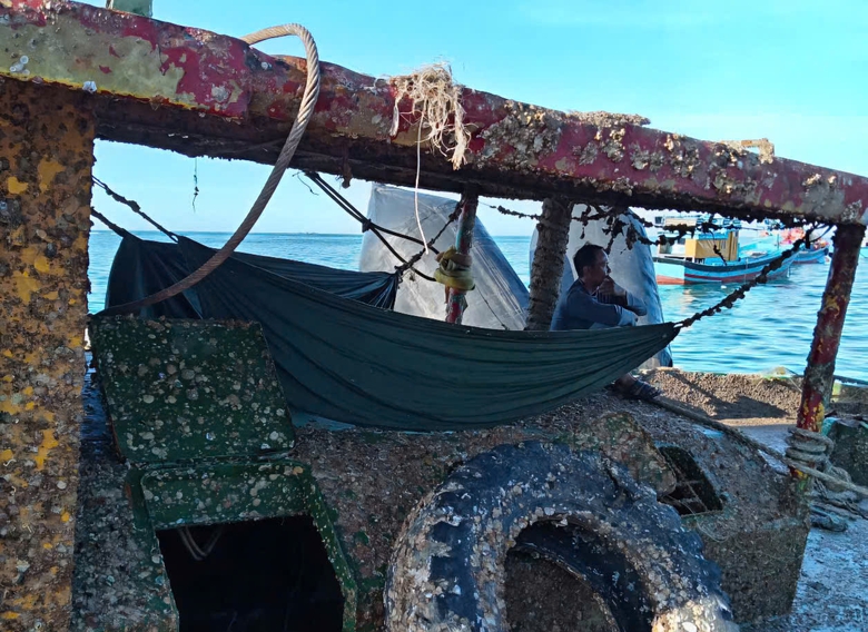 Trục vớt tàu kéo bị chìm ở Lý Sơn sau 1 năm gặp tai nạn- Ảnh 4. Trục vớt tàu kéo bị chìm ở Lý Sơn sau 1 năm gặp tai nạn- Ảnh 4.