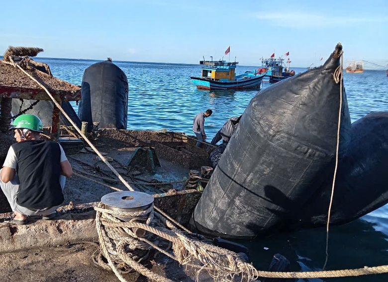 Trục vớt tàu kéo bị chìm ở Lý Sơn sau 1 năm gặp tai nạn- Ảnh 6. Trục vớt tàu kéo bị chìm ở Lý Sơn sau 1 năm gặp tai nạn- Ảnh 6.