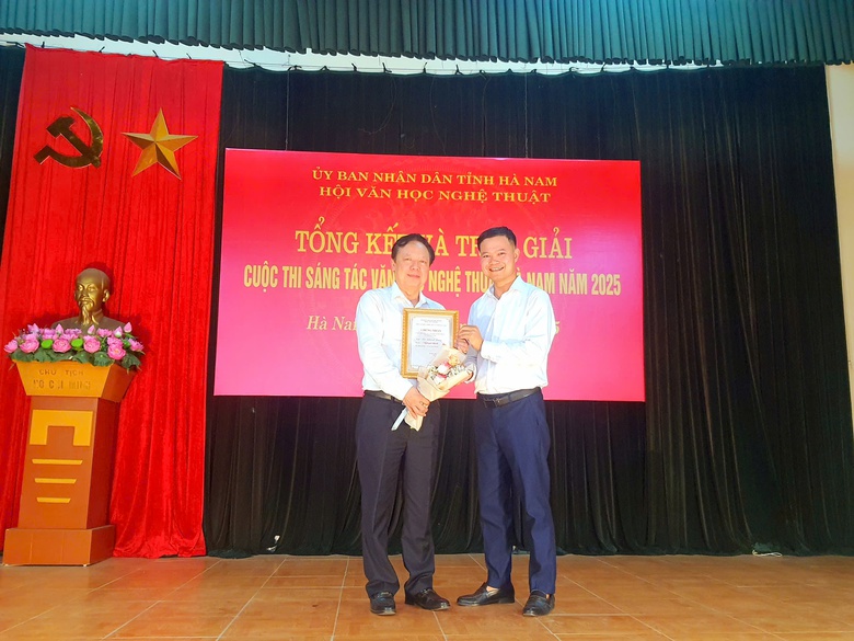 T&ocirc;n vinh c&aacute;c t&aacute;c phẩm đạt giải cuộc thi s&aacute;ng t&aacute;c văn học nghệ thuật tỉnh H&agrave; Nam năm 2025- Ảnh 2.
