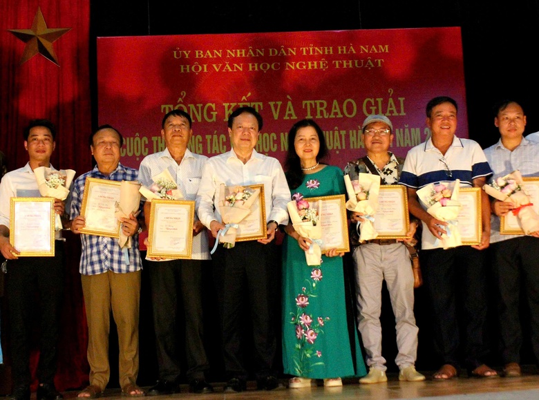 T&ocirc;n vinh c&aacute;c t&aacute;c phẩm đạt giải cuộc thi s&aacute;ng t&aacute;c văn học nghệ thuật tỉnh H&agrave; Nam năm 2025- Ảnh 1.