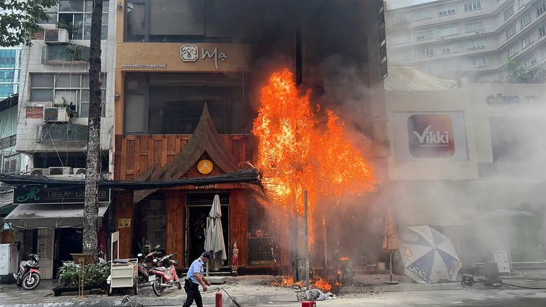 Cháy cột điện ở trung tâm TP.HCM, nhiều người tháo chạy- Ảnh 1. Cháy cột điện ở trung tâm TP.HCM, nhiều người tháo chạy- Ảnh 1.