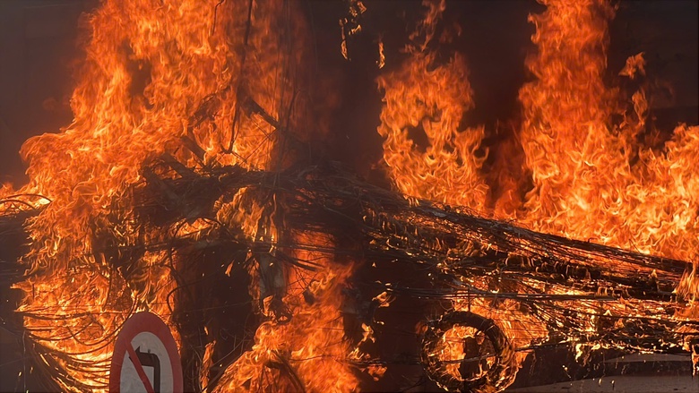 Cháy cột điện ở trung tâm TP.HCM, nhiều người tháo chạy- Ảnh 2. Cháy cột điện ở trung tâm TP.HCM, nhiều người tháo chạy- Ảnh 2.