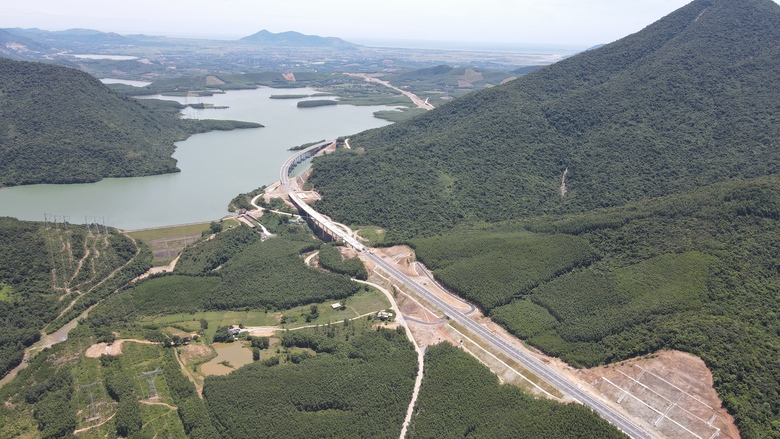 C&ocirc;ng nh&acirc;n &ldquo;đội nắng&rdquo; thi c&ocirc;ng, quyết đẩy tiến độ cao tốc Vũng &Aacute;ng - B&ugrave;ng- Ảnh 1.