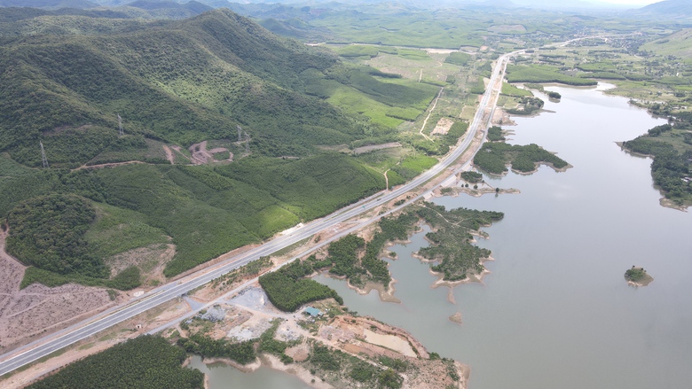 C&ocirc;ng nh&acirc;n &ldquo;đội nắng&rdquo; thi c&ocirc;ng, quyết đẩy tiến độ cao tốc Vũng &Aacute;ng - B&ugrave;ng- Ảnh 5.