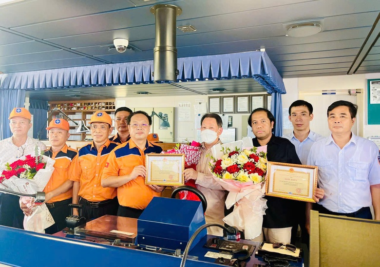 Tuyên dương tàu nước ngoài cứu 11 ngư dân trên biển Hải Phòng- Ảnh 1. Tuyên dương tàu nước ngoài cứu 11 ngư dân trên biển Hải Phòng- Ảnh 1.