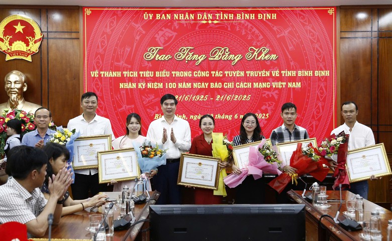 Ph&oacute;ng vi&ecirc;n B&aacute;o X&acirc;y dựng nhận bằng khen v&agrave; giải b&aacute;o ch&iacute; tỉnh B&igrave;nh Định- Ảnh 1.