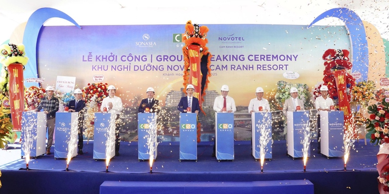 C&oacute; thể l&agrave; h&igrave;nh ảnh về 7 người, c&aacute;i bục v&agrave; văn bản cho biết 'SONASFA LỄ KHỞI C&Ocirc;NG| C&Ocirc;NG|GROU I GROU KHU NGHỈ DƯỠNG NOV UI IDORiTD 42302 NOVOTEL HATIEEREST ACSOST EAKING CEREMONY CAM RANH RESORT 025 "肉 SONAYEA 9 ONASEA ONAS ceo ceo oKeKb NOVOTEL'