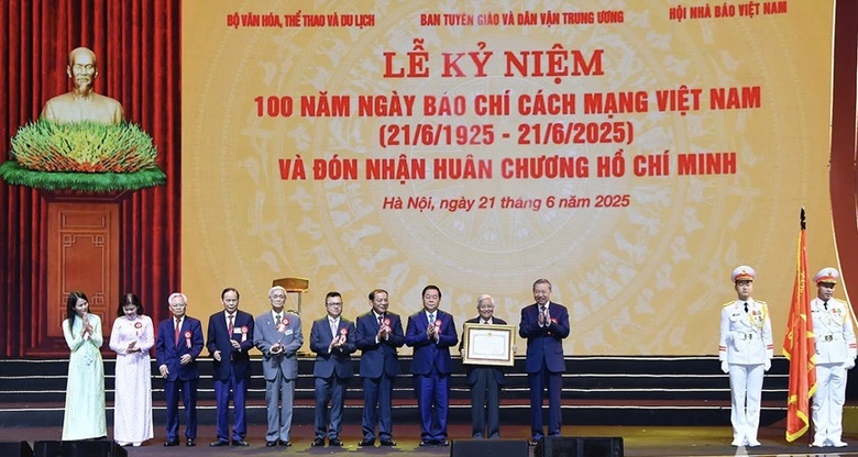 Tổng Bí thư Tô Lâm trao tặng Huân chương Hồ Chí Minh cho Báo chí cách mạng Việt Nam- Ảnh 4. Tổng Bí thư Tô Lâm trao tặng Huân chương Hồ Chí Minh cho Báo chí cách mạng Việt Nam- Ảnh 4.