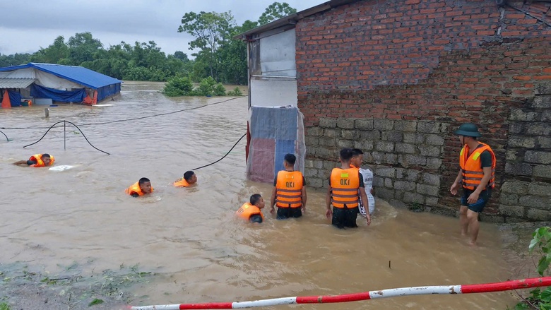 Người d&acirc;n v&ugrave;ng ngập sau mưa lũ ở Th&aacute;i Nguy&ecirc;n hiện ra sao?- Ảnh 5.