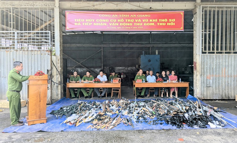 An Giang: Ti&ecirc;u hủy 1.580 c&ocirc;ng cụ hỗ trợ v&agrave; vũ kh&iacute; th&ocirc; sơ- Ảnh 1.