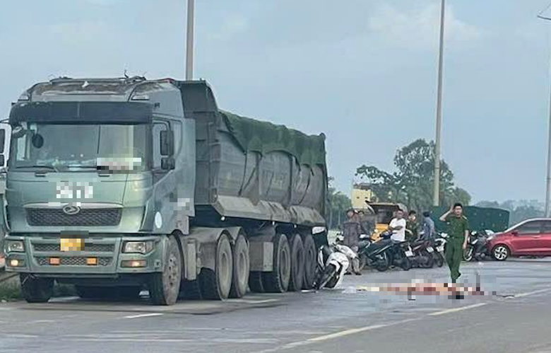 Va đu&ocirc;i &ocirc; t&ocirc; tải, người đ&agrave;n &ocirc;ng đi xe m&aacute;y tử vong thương t&acirc;m- Ảnh 1.